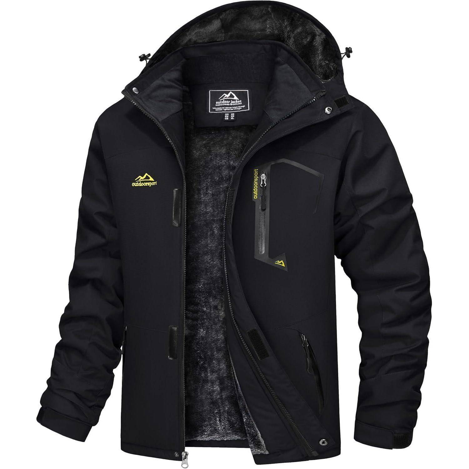 Eine schwarze Outdoor-Jacke mit Kapuze, ausgestattet mit Reißverschluss vorne, mehreren Taschen und einem Logo auf der Brust. Geeignet für kalte Wetterbedingungen.