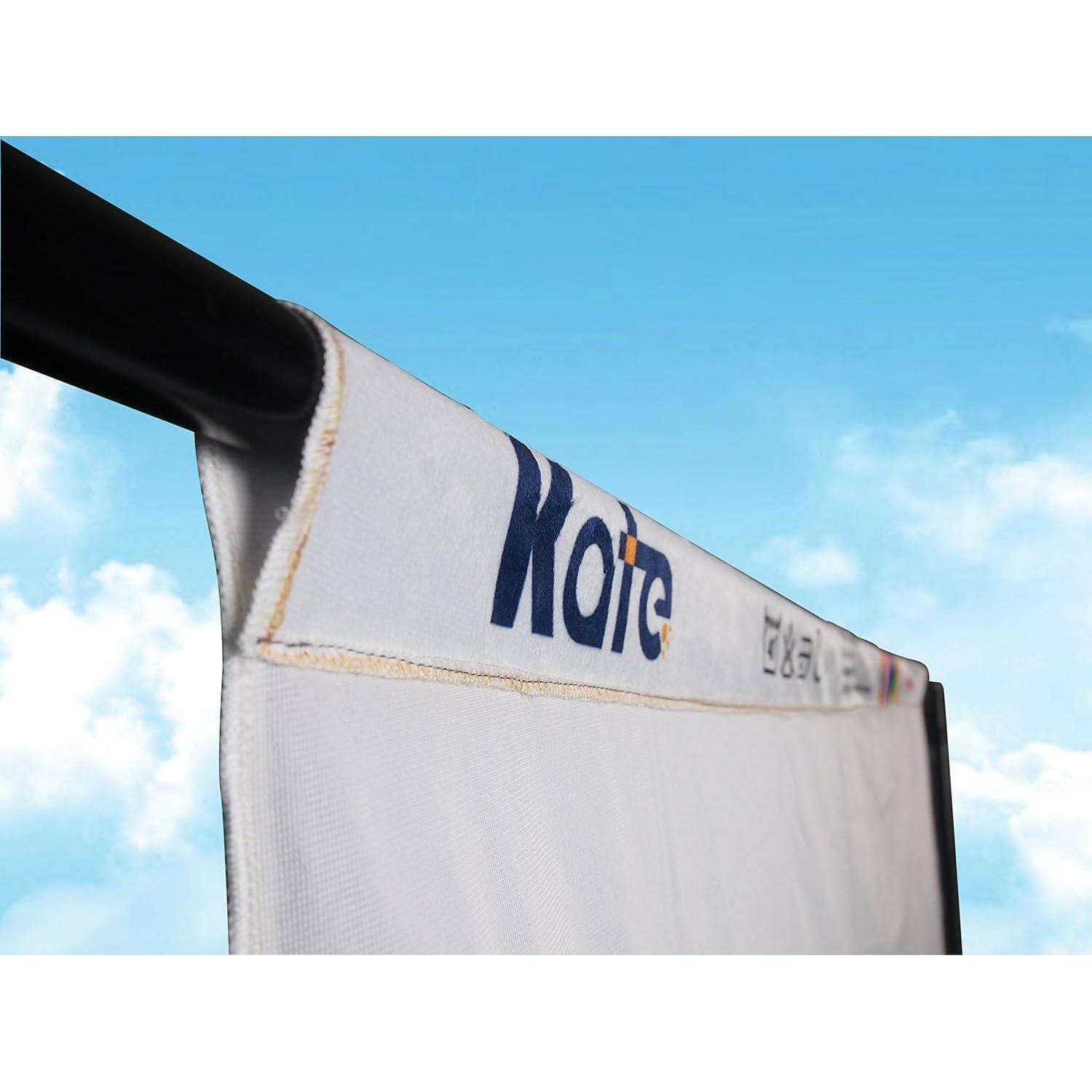 Ein Volleyball-Netz mit dem Logo 'Mikasa' wird vor einem blauen Himmel mit Wolken gezeigt. Das Netz ist leicht schräg angewinkelt, wodurch seine Marke betont wird.