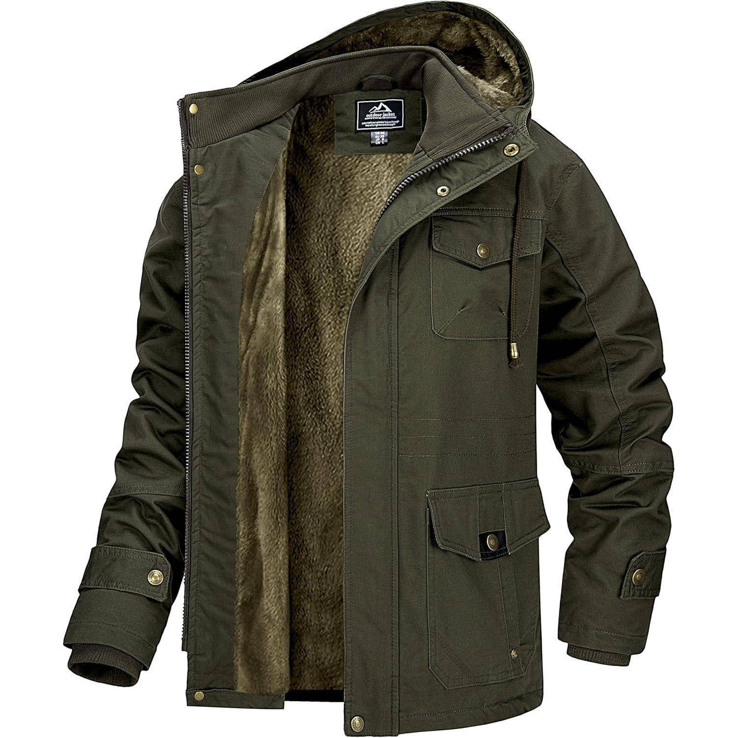 Eine grüne Kapuzenjacke mit Fellfutter, ausgestattet mit mehreren Taschen und einem Reißverschluss mit Knöpfen, die vor einem einfarbigen Hintergrund präsentiert wird.