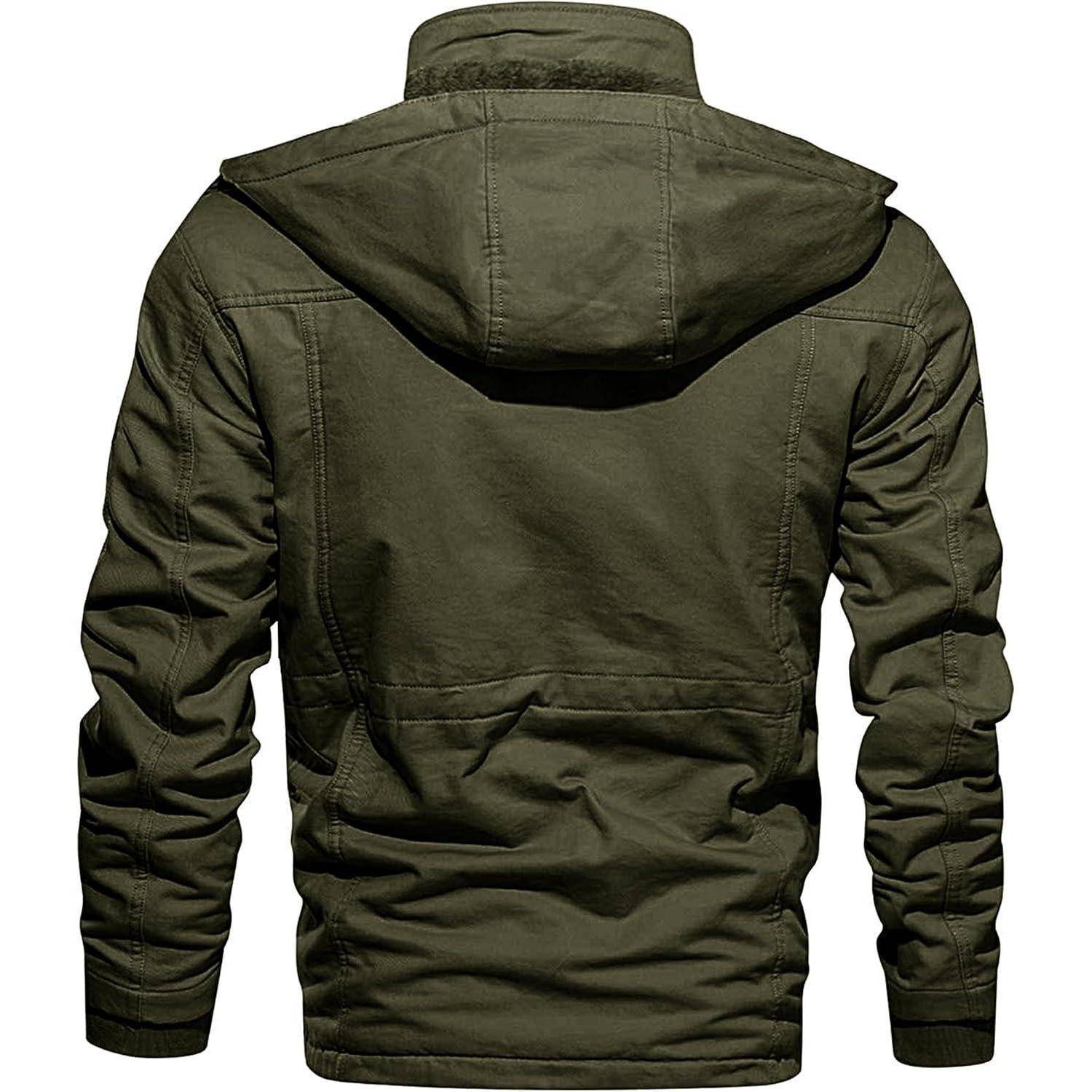 Eine Rückansicht einer grünen Kapuzenjacke mit mehreren Nähten und Stickdetails. Die Jacke hat lange Ärmel und einen Kragen mit einer Kapuze.