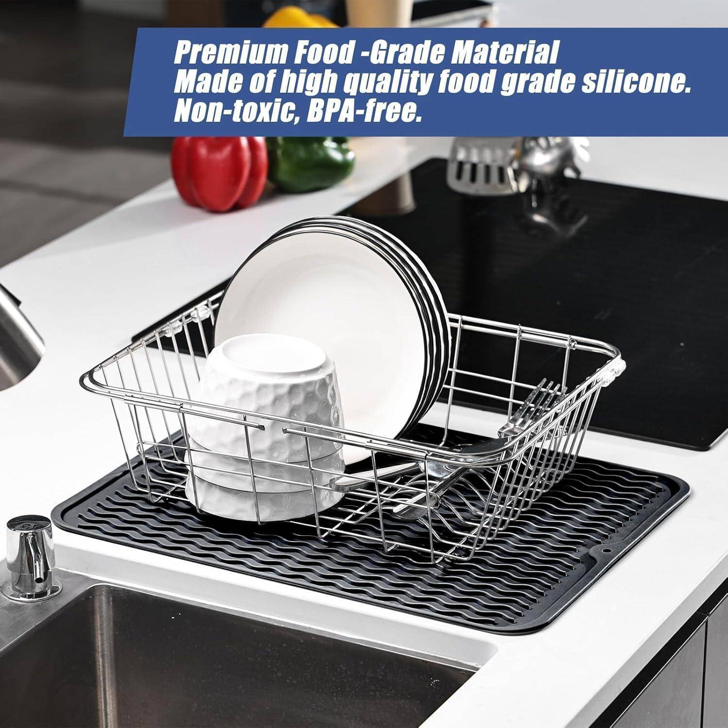 Abtropfgestell mit Tellern und Tassen auf einer Silikonmatte neben einem Waschbecken. Der Text hebt das lebensmittelechte, nicht giftige, BPA-freie Material hervor.