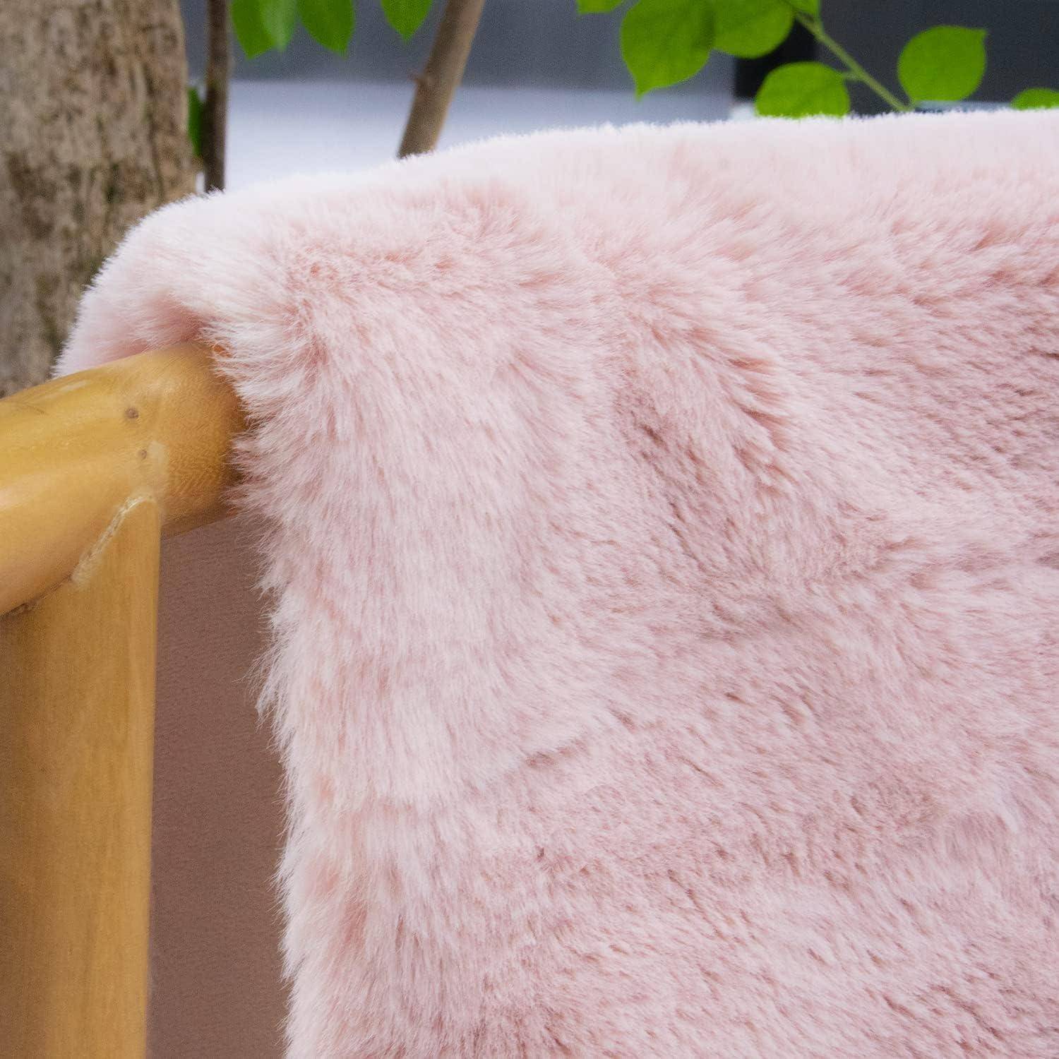Ein weiches, rosa Kunstfell, das über einen Holzstuhl drapiert ist, mit einem Baum und grünen Blättern im unscharfen Hintergrund.