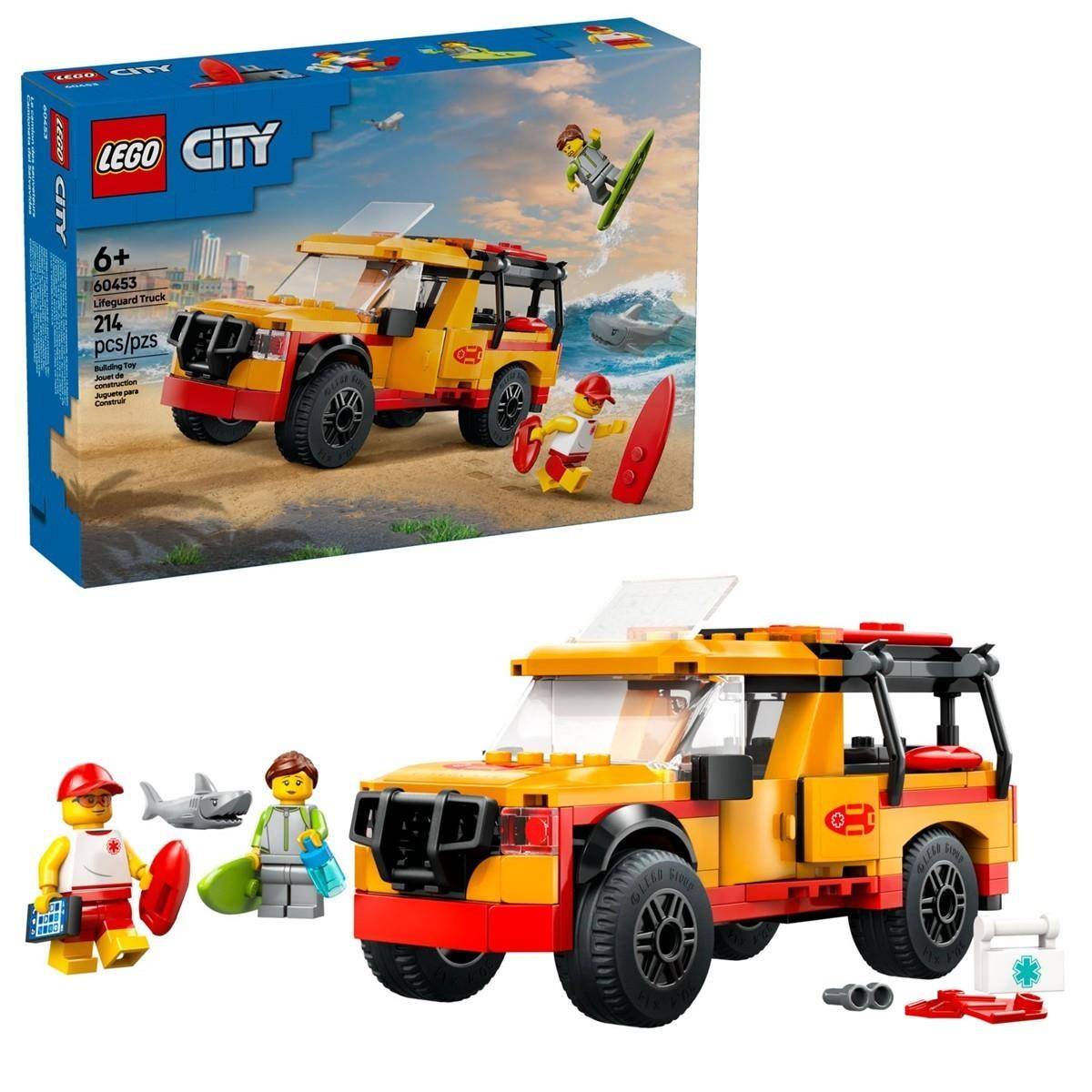 LEGO City Rettungsschwimmer-Lastkraftwagen Set mit Schachtel und Modellbau mit zwei Minifiguren, Surfbrett, Delfin und Strandrettungszubehör.
