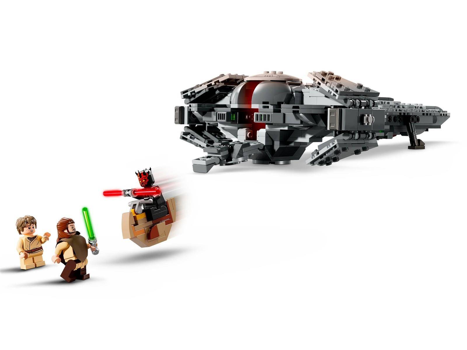 LEGO Star Wars Szene: zwei Minifiguren mit Laserschwertern stehen sich einem grauen Raumschiff auf weißem Hintergrund gegenüber.