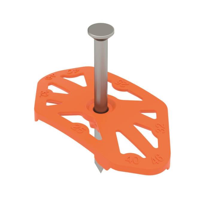 Ein orangefarbener Kunststoff-Ausgleichskeil mit einem Metallnagel in der Mitte, versehen mit Zahlen entlang der Kanten, der für präzise Anpassungen in der Baubranche verwendet wird.