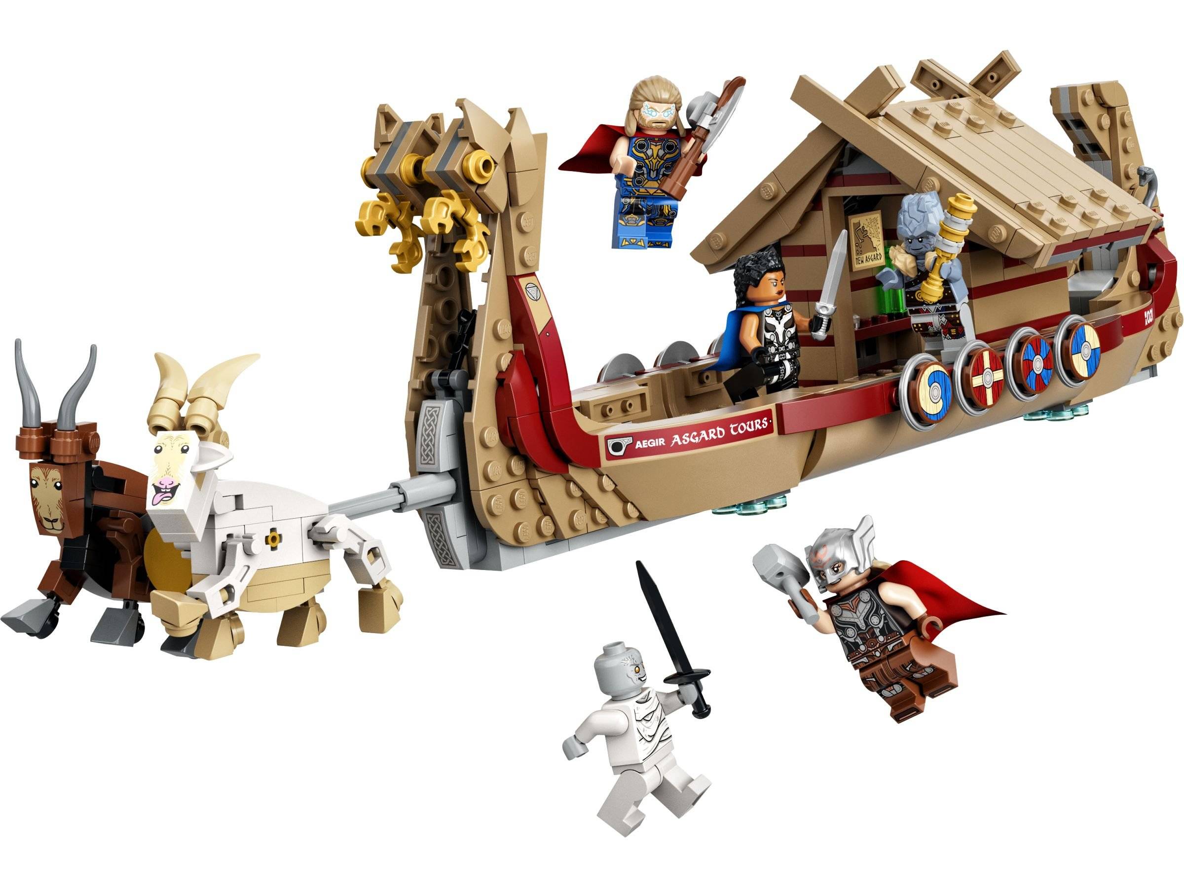 Ein LEGO Wikinger-Themen-Schiff mit Drachenkopf, beschriftet mit 'Asgard Tours', enthält vier Minifiguren und eine aus Steinen gebaute Ziege und stellt eine Abenteuerszene dar.