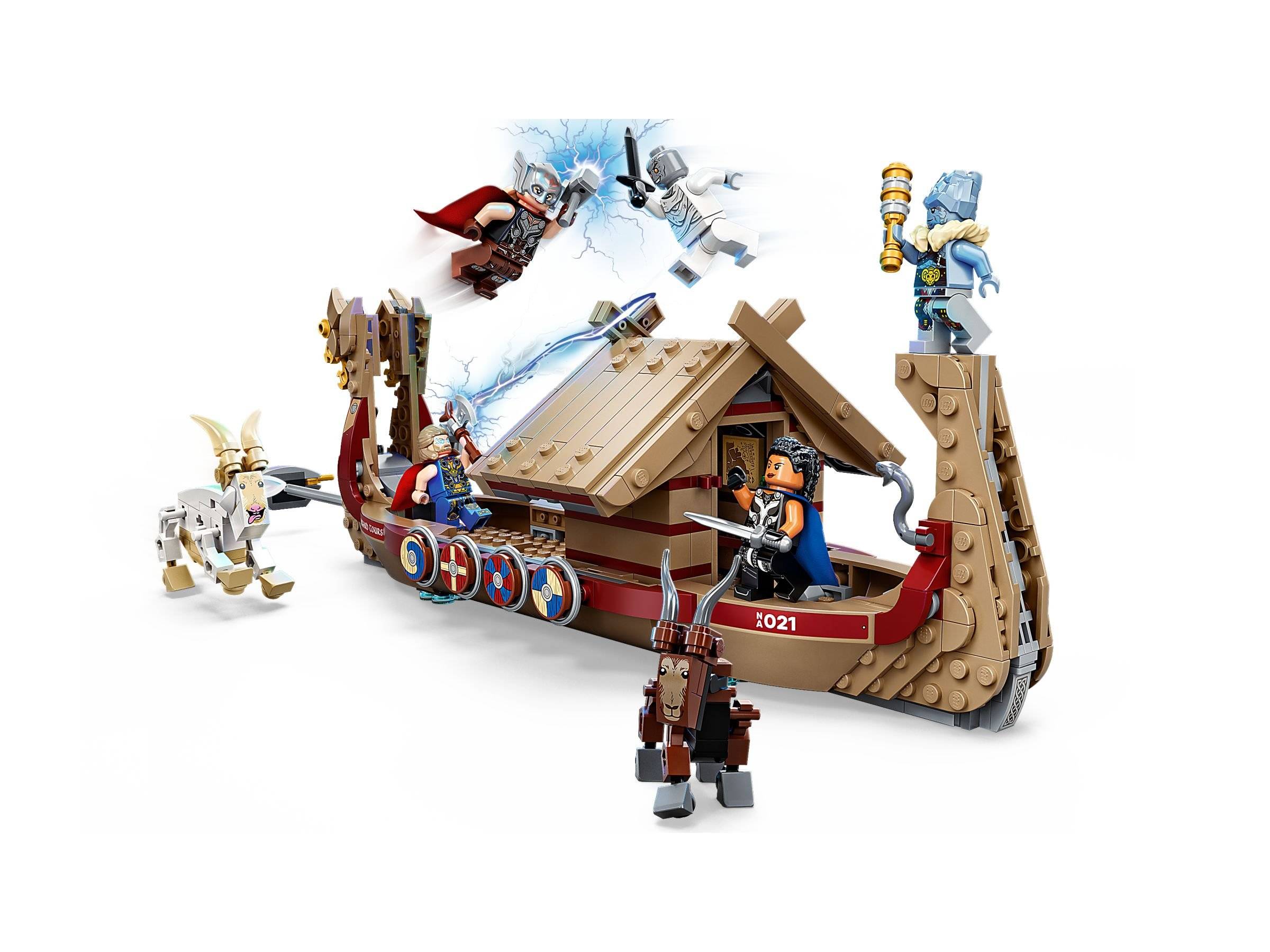 Ein LEGO-Wikingerschiff-Set mit kämpfenden Minifiguren, einschließlich eines Kriegers, zwei Ziegen und Figuren, die Waffen und Kräfte einsetzen.