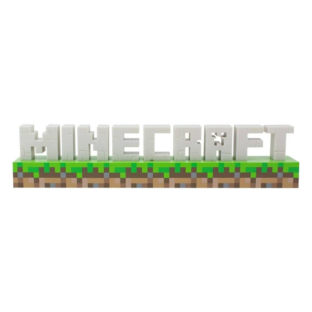 Das Bild zeigt das Minecraft-Logo in 3D-Buchstaben, die wie Spielmaterialien aussehen und auf einem ikonischen Gras- und Erdblock sitzen.