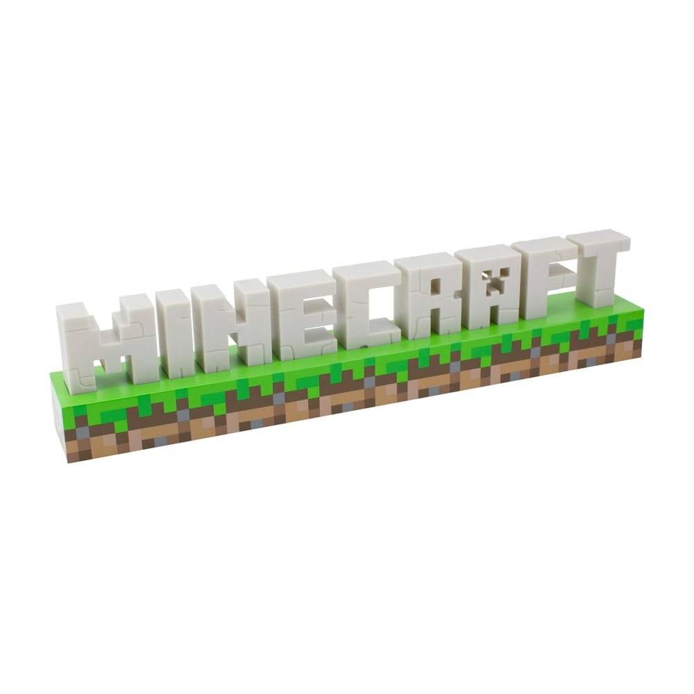 3D Minecraft-Logo auf einem Block aus grünem Gras und Erde, der den blockigen, Pixel-Art-Stil des Spiels präsentiert.