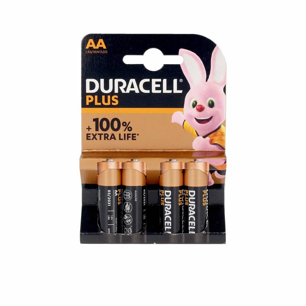 Duracell Plus AA Batterien Packung mit vier Batterien. Präsentiert einen pinken Hasen als Maskottchen. Verspricht +100% zusätzliche Lebensdauer im Vergleich zu Standardbatterien.