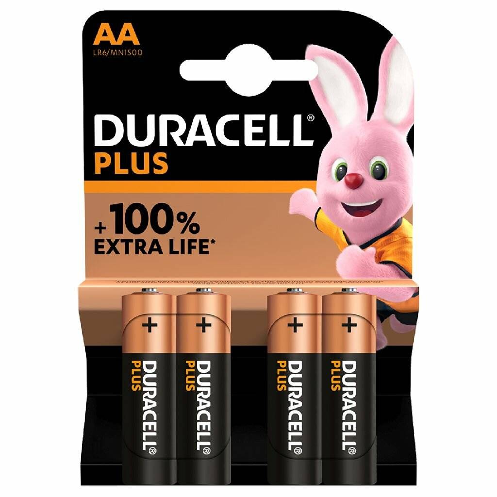 Viererpack 'Duracell Plus' AA-Batterien mit dem Versprechen von '100% mehr Lebensdauer'. Auf der Verpackung ist ein pinker Hase als Maskottchen abgebildet.
