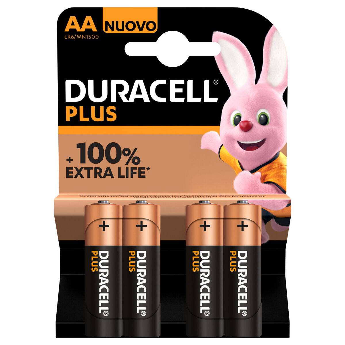 Vier Stück Duracell Plus AA-Batterien in Verpackung mit Claim für 100% mehr Lebensdauer und pinkem Hasen als Maskottchen.