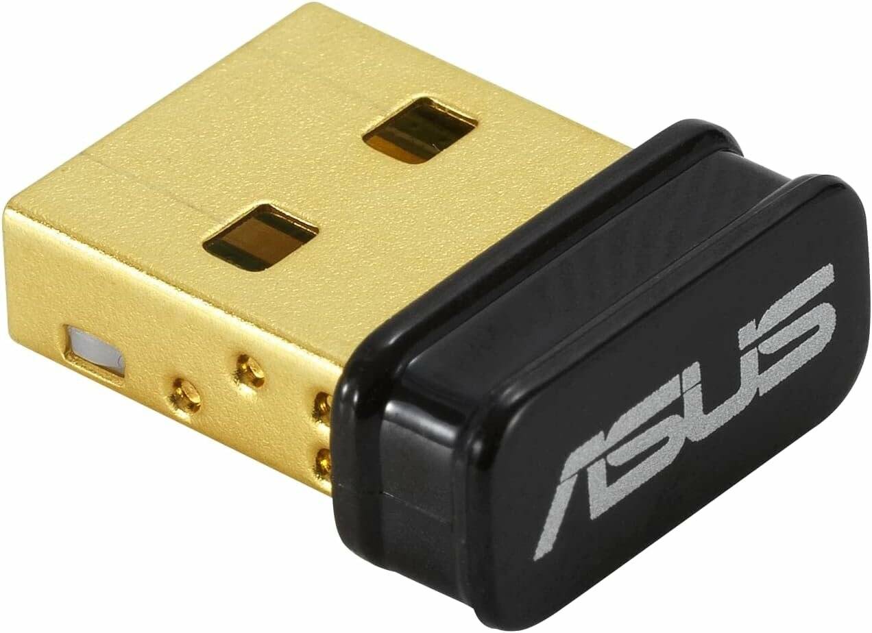 Ein kleiner USB-Dongle mit einem goldenen Anschluss und schwarzem Gehäuse, auf dessen Seite das 'ASUS'-Logo zu sehen ist.