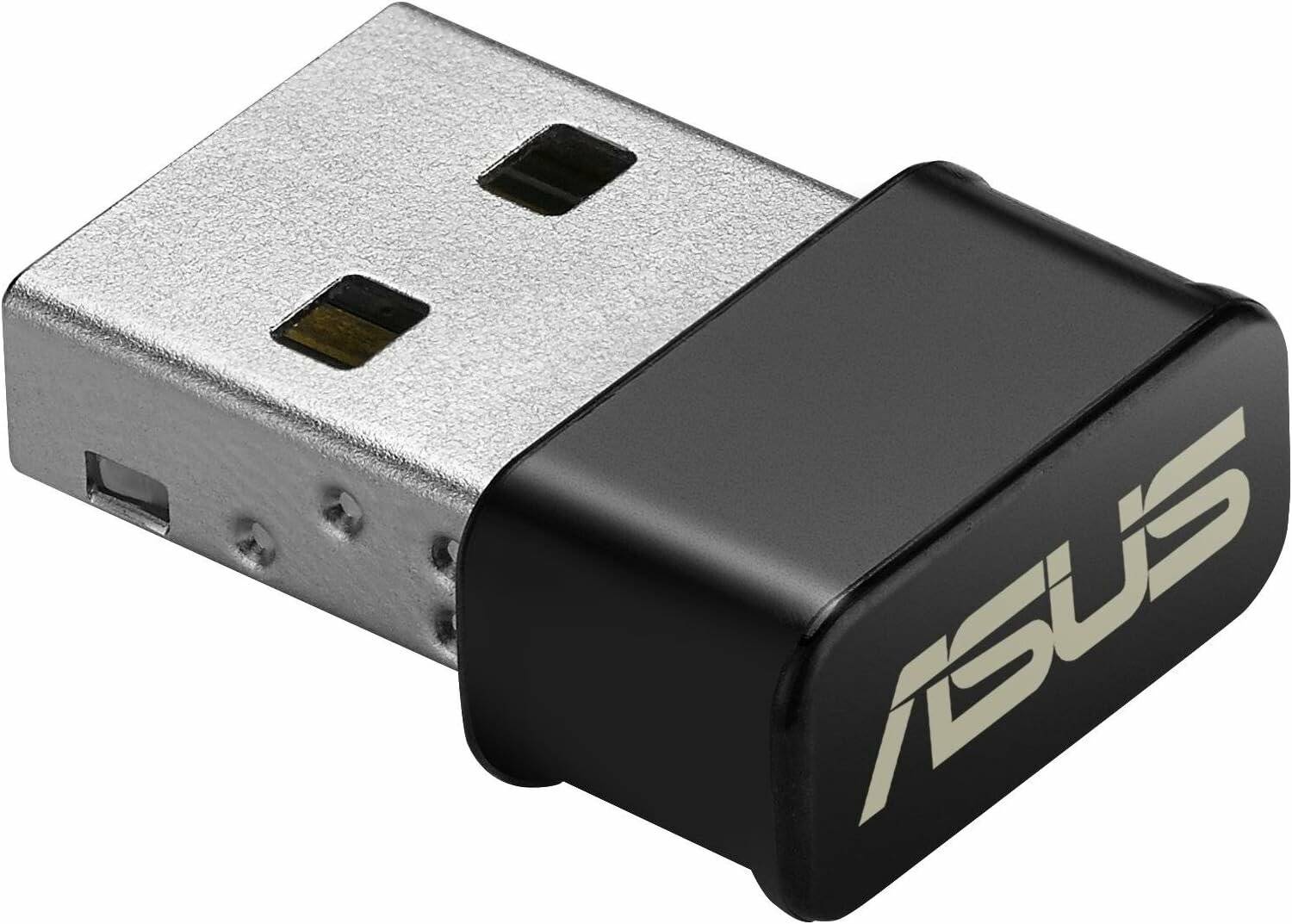 Ein kleiner USB-Adapter mit dem 'ASUS'-Logo, ausgestattet mit einem schwarzen Plastikgehäuse und einem metallischen USB-Anschluss.