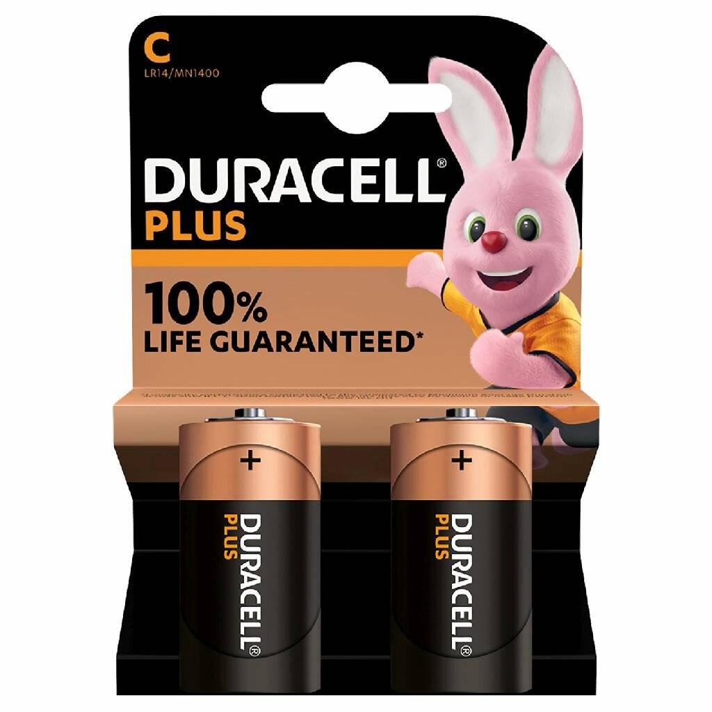 Zwei Duracell Plus C-Batterien in Verpackung, mit einem rosa Cartoon-Hasen und dem Text 