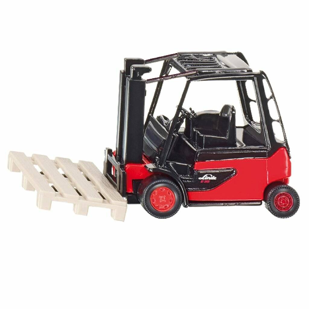 Ein kleiner roter und schwarzer Spielzeug-Gabelstapler mit einer angehobenen Palette an den Gabeln, der detaillierte Merkmale wie Räder und Fahrerkabine zeigt.