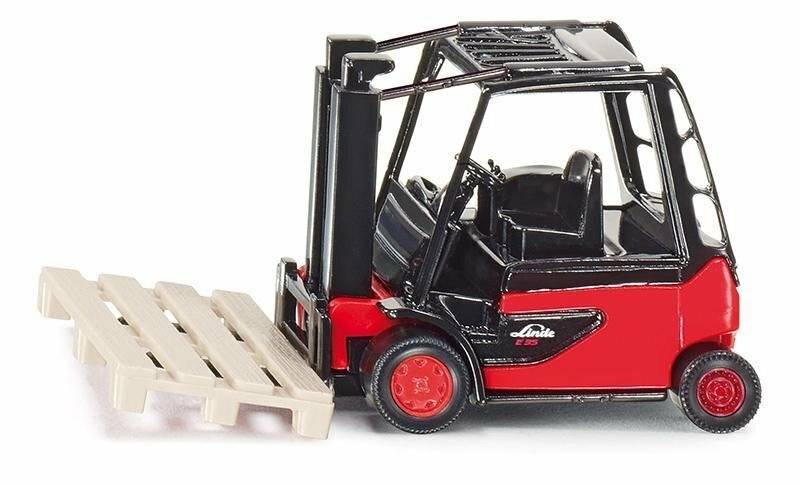 Ein kleiner roter und schwarzer Spielzeug-Gabelstapler steht neben einer Miniatur-Holzpalette.