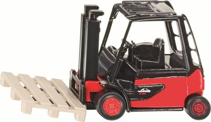 Ein roter und schwarzer Gabelstapler mit der Aufschrift 'Linde E25' ist neben einer Holzpalette geparkt. Das Fahrzeug wird von der Seite gezeigt.