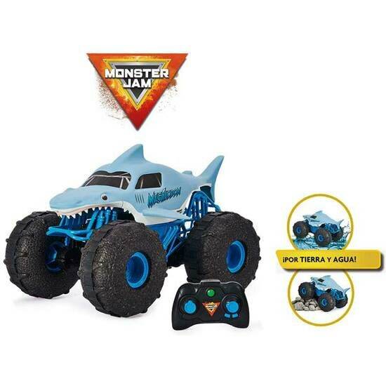 Ein ferngesteuertes Hai-Themen Monster Jam Truck mit großen Reifen, gezeigt mit seinem Controller und kleinerer Produktabbildung, beschriftet mit '¡Por tierra y agua!'.