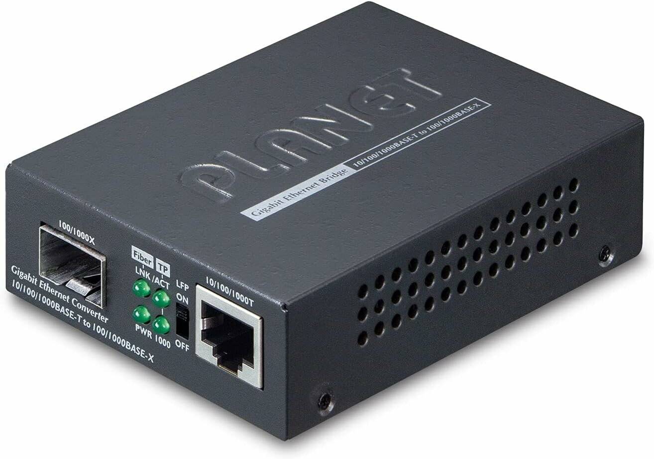 Ein kompaktes schwarzes Ethernet-Bridge-Gerät mit der Aufschrift „PLANET