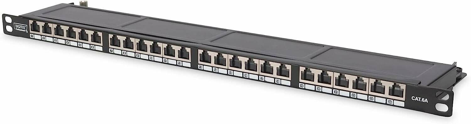 Ein Netzwerk-Patchpanel mit beschrifteten RJ45-Ports, nummeriert von 13 bis 18, das zur Verwaltung mehrerer Ethernet-Verbindungen in einer Netzwerkumgebung verwendet wird.