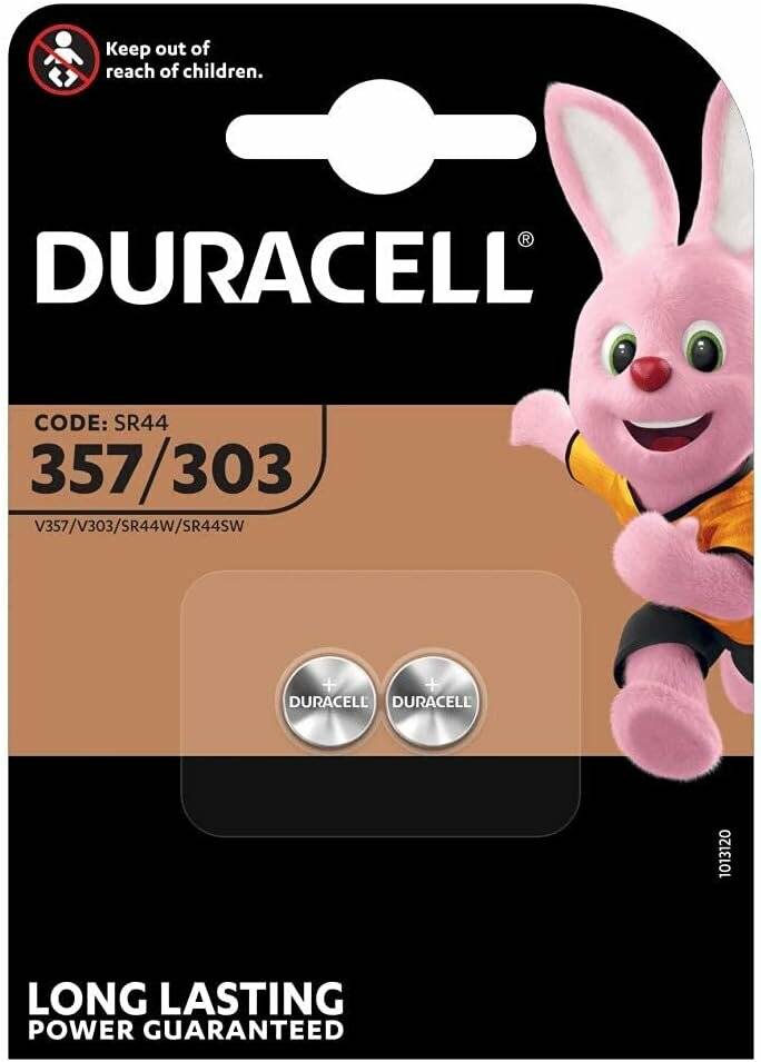 Duracell-Verpackung mit zwei silbernen Knopfzellenbatterien, Code SR44, V357/303, mit dem pinken Hasen-Maskottchen rechts.