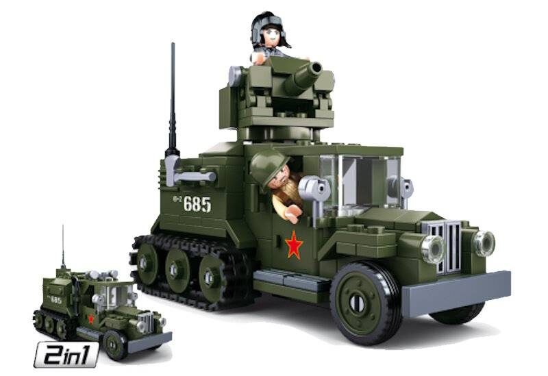 Spielzeug-Konstruktionsset, das einen Militärpanzer mit einer Soldatenfigur oben und einer weiteren im Inneren darstellt, beide in olivgrün mit roten Sternen.