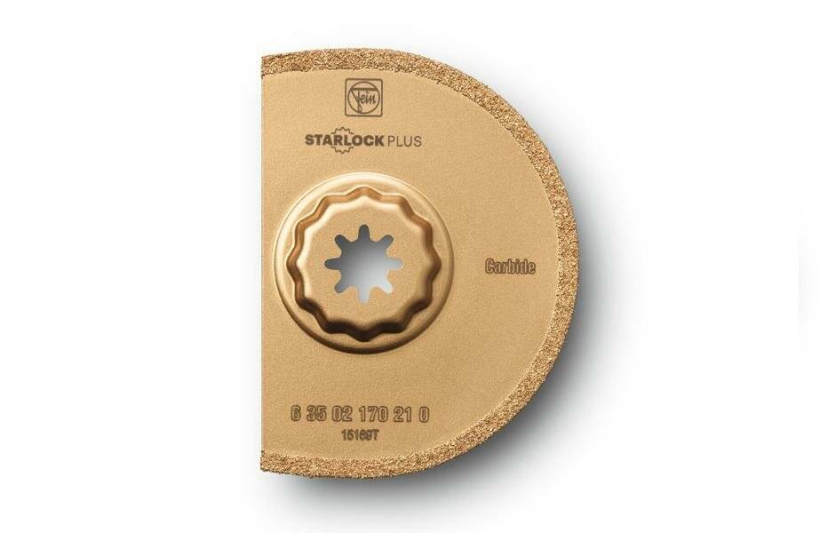 Oszillierender Multitool-Klingenbefestigungsmechanismus, Starlock Plus, in Gold mit gezahnter Kante. Gekennzeichnet mit Details einschließlich ‚Carbid'.