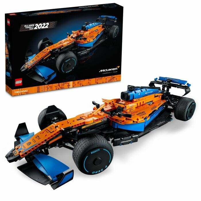 Lego Technic McLaren Formel 1 Rennwagenmodell 2022. Das Modell und seine Verpackung sind ausgestellt und zeigen detaillierte orange und blaue Verzierungen.