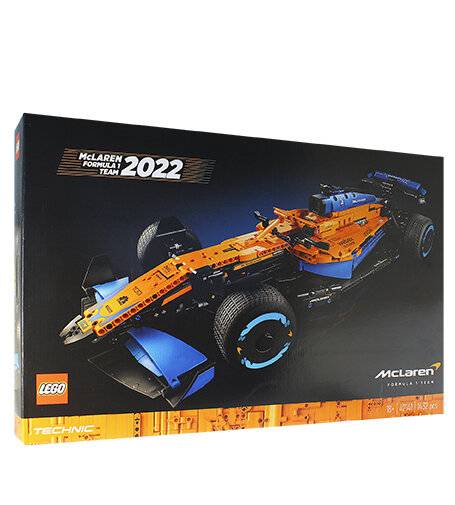 Lego Technic Box mit einer McLaren Formel 1 Rennwagenmodell, gekennzeichnet als ‚McLaren Formel 1 Team 2022', in orange und blauer Farbgebung.