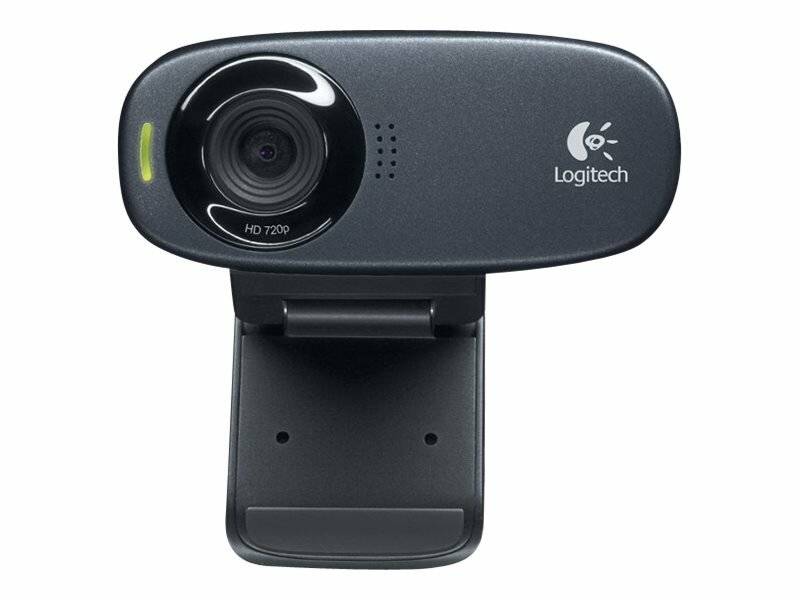Eine schwarze Logitech HD 720p-Webcam mit einer großen Linse auf der linken Seite und einem Befestigungsclip darunter, die für Videoanrufe und Aufnahmen konzipiert ist.