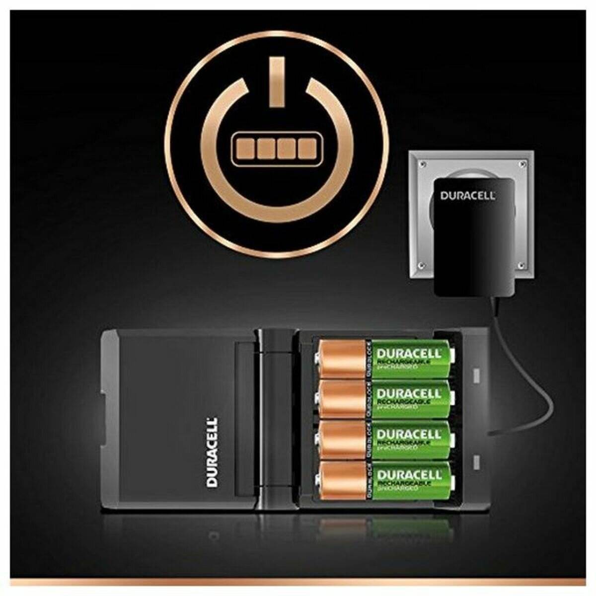 Duracell-Ladegerät mit drei grünen und einer orangen AA-Batterie, eingesteckt in eine Wandsteckdose, mit einer Ladeicon darüber.