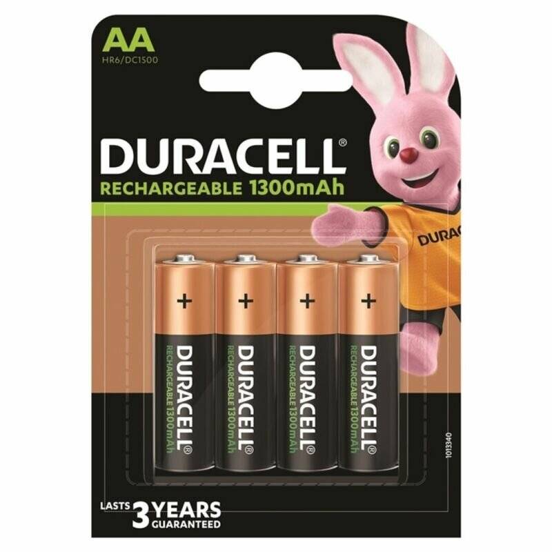 Wiederaufladbare Duracell AA-Batterien in Viererpackung, mit einem pinken Hasen als Maskottchen. Verpackung vermerkt '1300mAh' und 'Garantiert 3 Jahre haltbar'.
