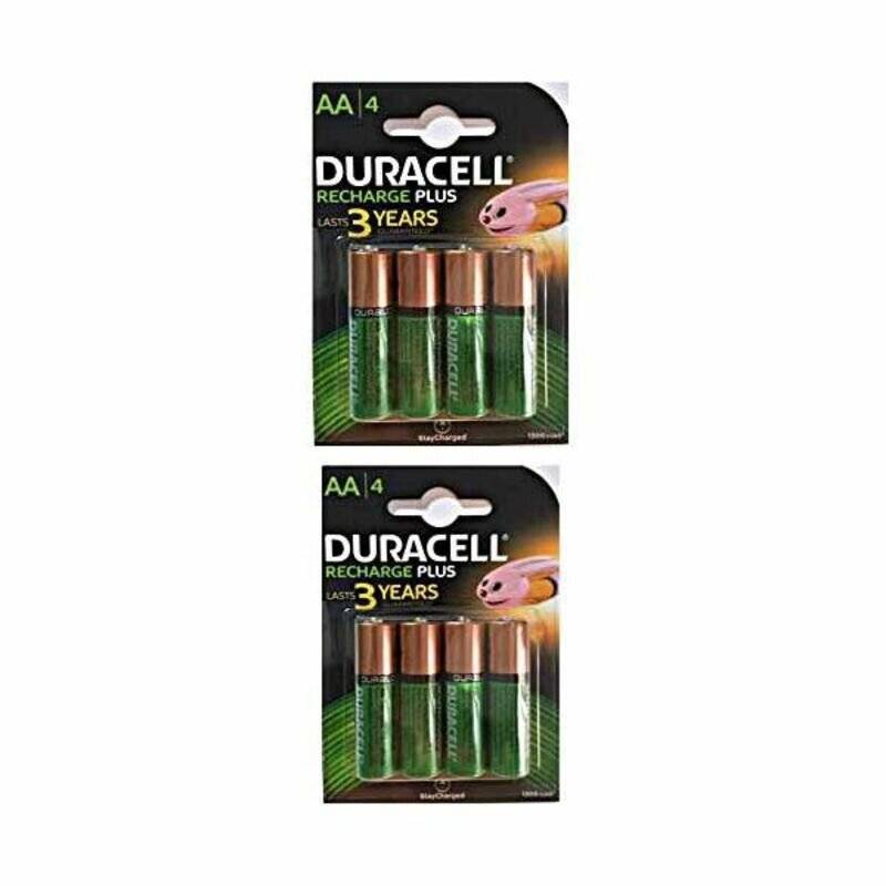 Zwei Packungen 'Duracell Recharge Plus' AA-Batterien werden gezeigt, wobei jede Packung vier Batterien enthält und eine Lebensdauer von drei Jahren bewirbt.