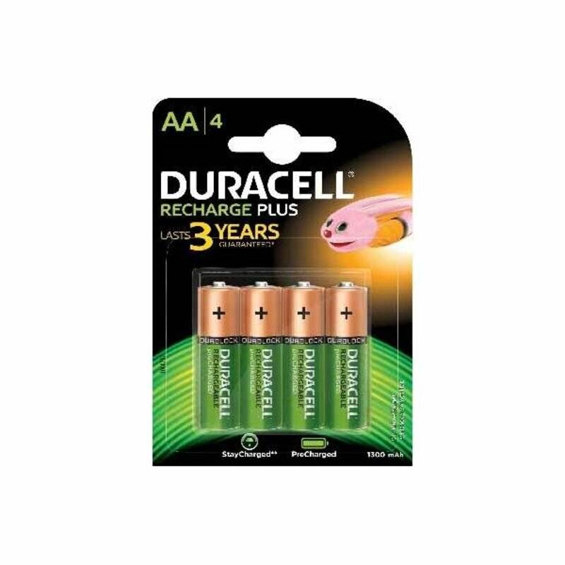 Viererpack AA Duracell Recharge Plus Batterien, gekennzeichnet als drei Jahre haltbar, mit einem pinkfarbenen Maskottchen, das eine Trommel spielt.
