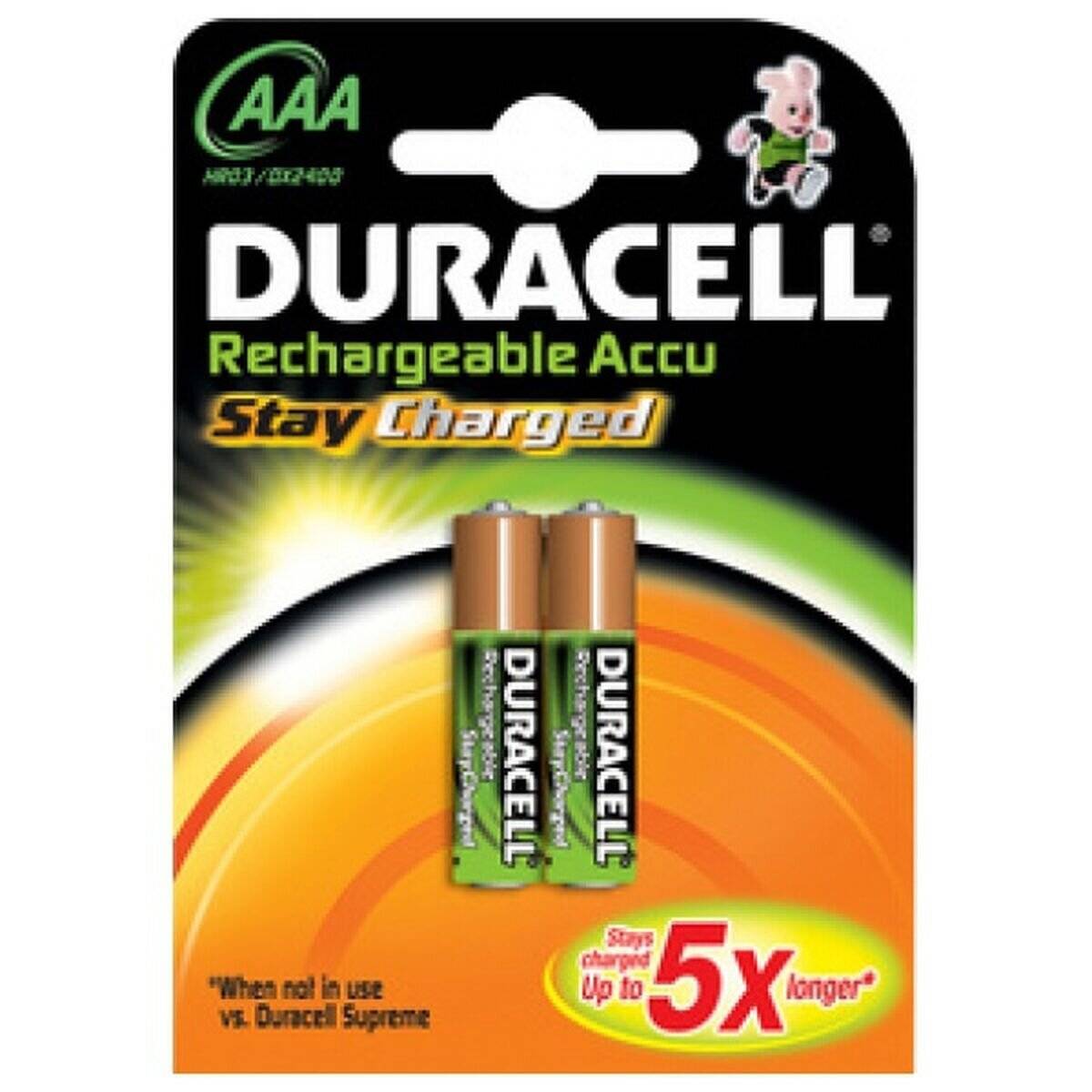 Das Bild zeigt eine Duracell Akku AAA Batterie-Packung mit zwei Batterien. Der Text hebt hervor ‚Stay Charged' und ‚Bis zu 5X länger'.