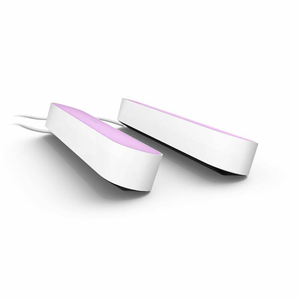 Zwei schmale, weiße, rechteckige LED-Leuchten mit sanftem rosa Schimmer, diagonal angeordnet mit Kabeln, die von der linken Seite ausgehen.