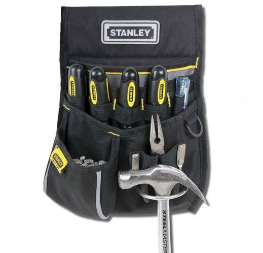 Werkzeugtasche mit 'Stanley' Logo, enthält Schraubendreher, einen Mini-Schraubenschlüssel und einen Becher mit Nägeln. Ein Hammer ist darunter befestigt.