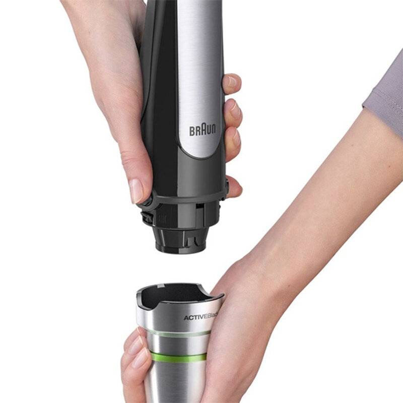 Zwei Hände montieren einen silbernen und schwarzen Braun-Mixer mit abnehmbarer Klinge und demonstrieren dabei die einfache Handhabung für Mixaufgaben.