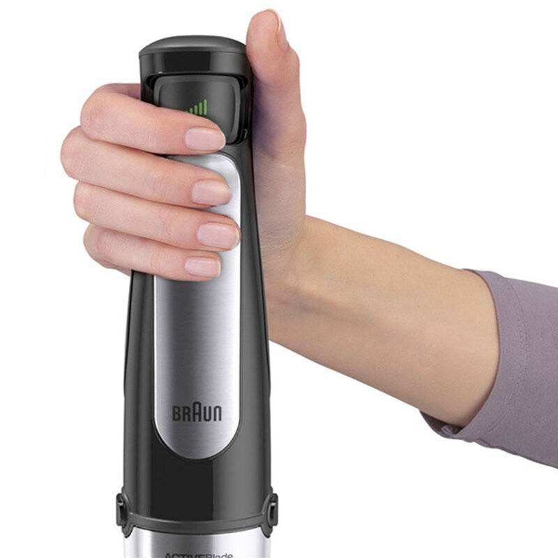 Eine Hand hält einen schlanken schwarzen und silbernen elektrischen Stabmixer mit der Markenbezeichnung 'Braun'.