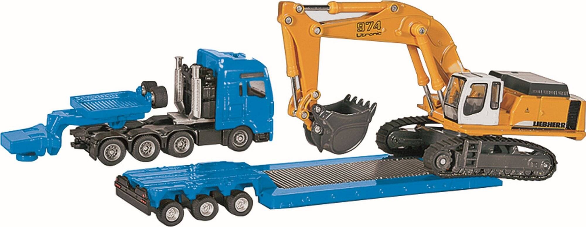 Ein Spielzeug-Lastwagen mit einer blauen Fahrerkabine und einem angehängten orangefarbenen Baggerlader, mit der Aufschrift '974 Litronic', ist auf einem unterteilten Anhänger zu sehen.