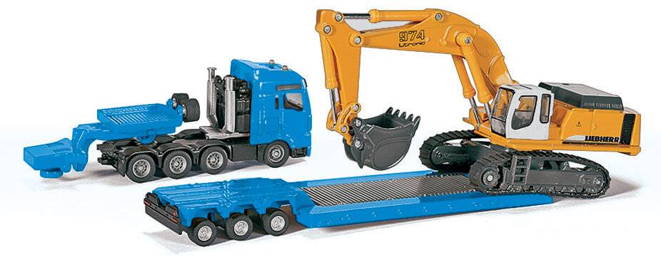 Ein blauer Sattelzug mit einem Flachbettanhänger, der einen hellgelben Bagger transportiert.