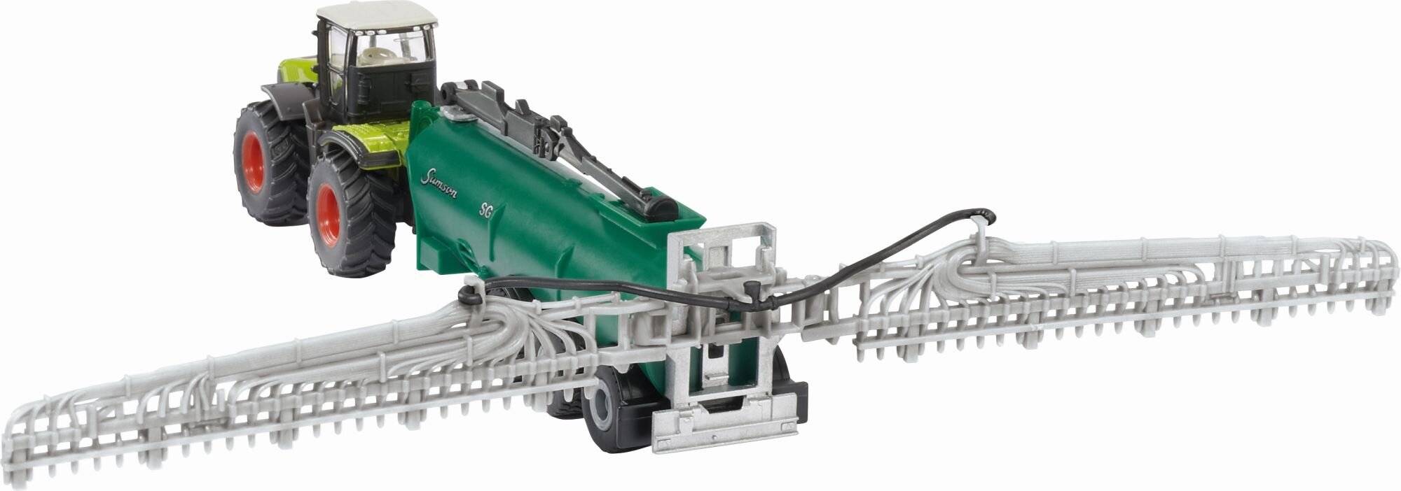 Nahaufnahme einer grünen landwirtschaftlichen Maschine mit angebautem Metallrahmen, die wie eine Bewässerungs- oder Sprühausrüstung aussieht, vor weißem Hintergrund.