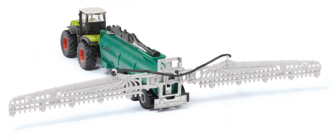Eine grüne und weiße landwirtschaftliche Maschine mit zusätzlicher Ausrüstung ist vor einem weißen Hintergrund zu sehen. Sie scheint zum Besprühen von Nutzpflanzen verwendet zu werden.