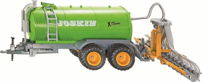 Ein grüner landwirtschaftlicher Anhänger mit großen gelben Rädern, beschriftet mit ‚Joskin X-trem', ist abgekoppelt abgebildet, wobei sein zylindrischer Lagertank hervorgehoben wird.