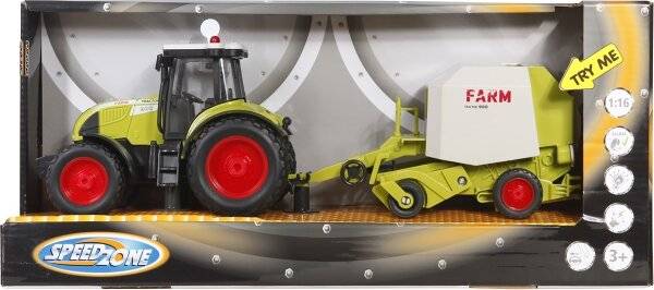 Ein grüner Traktor mit roten Rädern ist in einer Vitrine mit einem weißen Anhänger verbunden. Der Hintergrund weist ein metallisches Design auf.