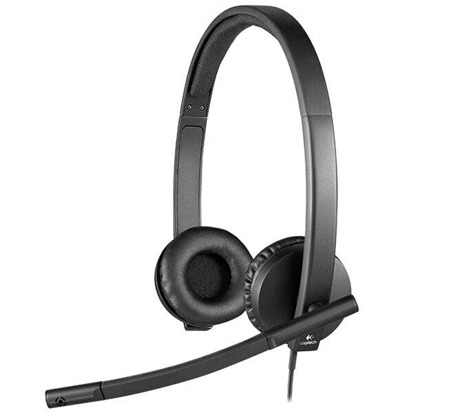 Ein schwarzes Over-Ear-Headset mit einem integrierten Mikrofon an einem beweglichen Auslegerarm.