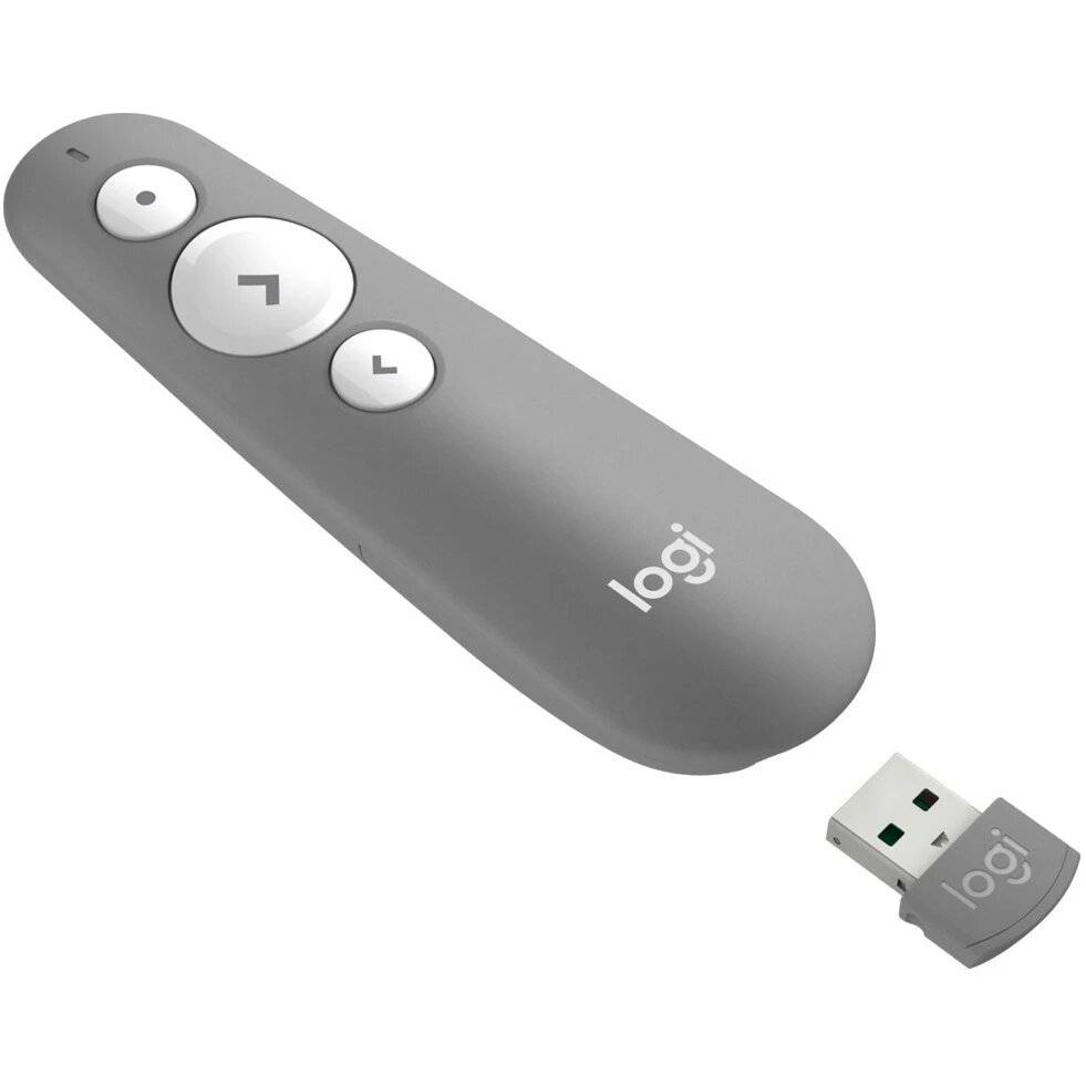 Ein grauer Logitech Präsentationsfernbedienung mit drei Tasten und einem USB-Empfänger.
