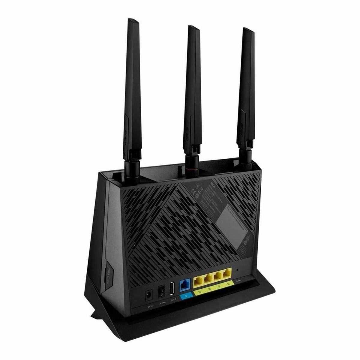 Ein schwarzer WLAN-Router mit drei Antennen und mehreren Anschlüssen auf der Rückseite, auf weißem Hintergrund dargestellt.