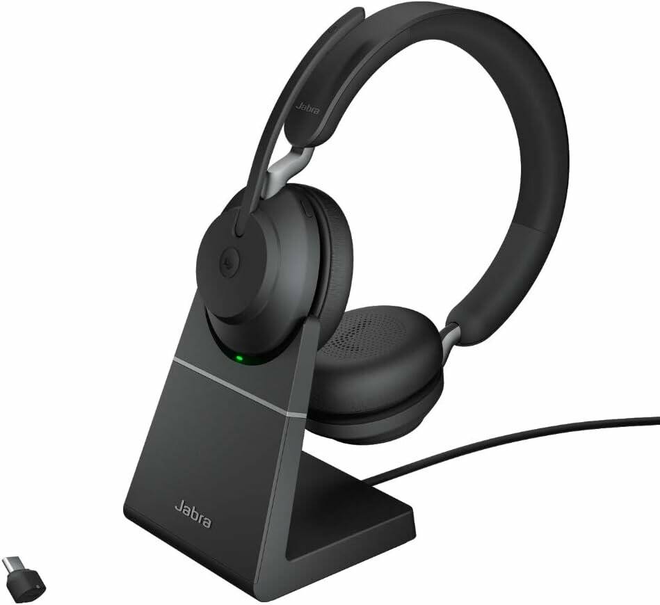 Ein schwarzes drahtloses Headset auf einem eleganten Ladeständer, das ein modernes Design präsentiert, das sich sowohl für Büro- als auch für persönliche Nutzung eignet.